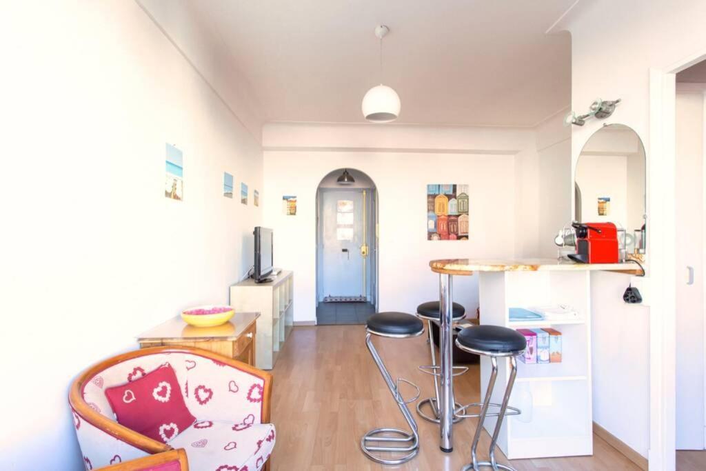 Center - Bright Studio Balcony Wifi & Aircon *